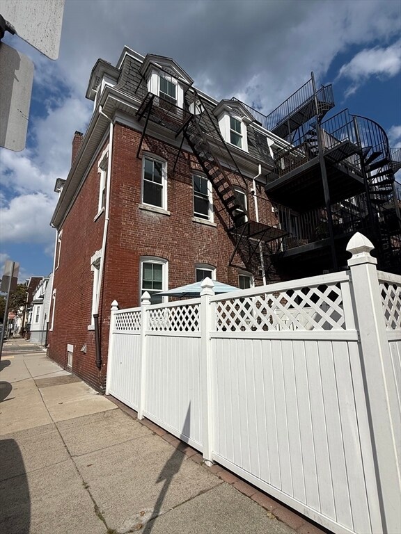 Building Photo - 675 E 7th St