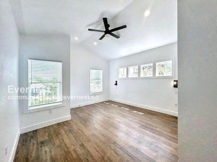 Building Photo - 1804 E Crockett St