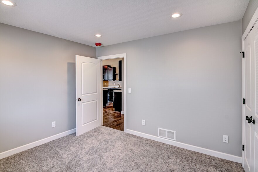 Building Photo - 1303 Blue Jay Pl