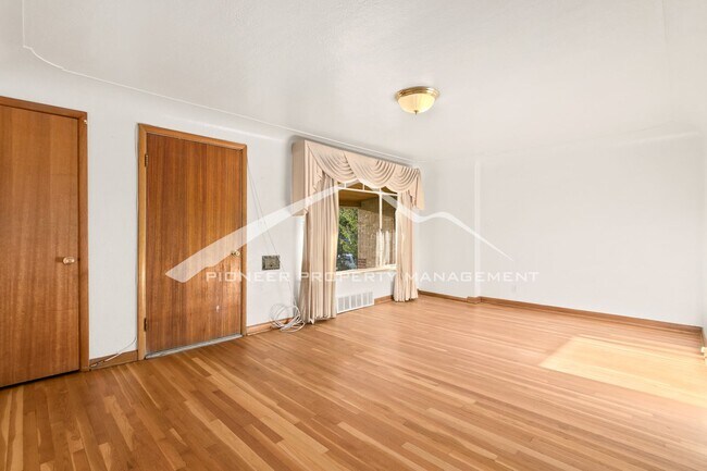 Building Photo - Spacious Duplex with Central AC and Washer...