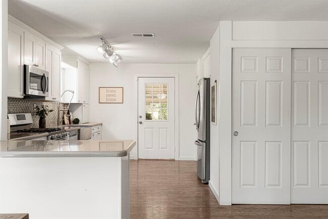 Building Photo - 2591 Spring Valley Dr