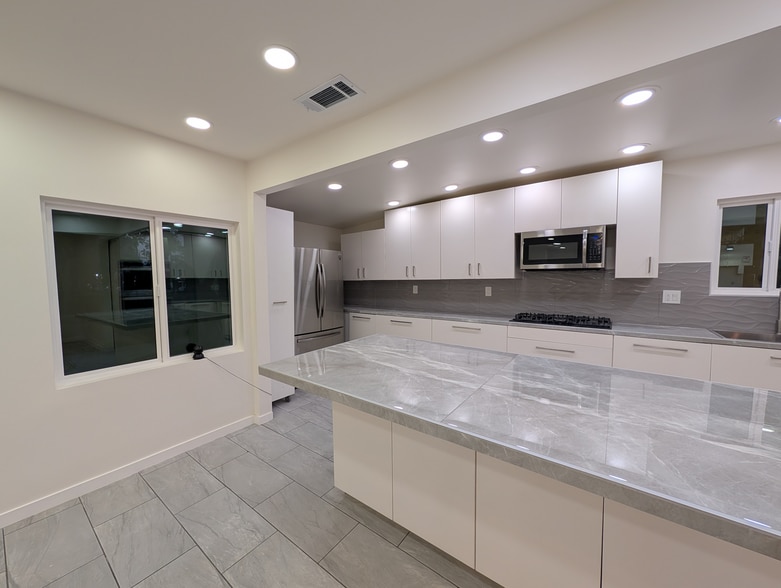 Building Photo - 18700 Collins St