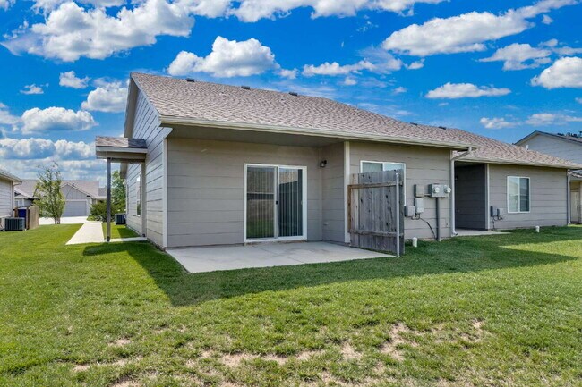 Building Photo - "Charming 3-Bedroom Duplex Retreat with 2 Full Baths in Wichita – 1190 Sq Ft of Comfort!"