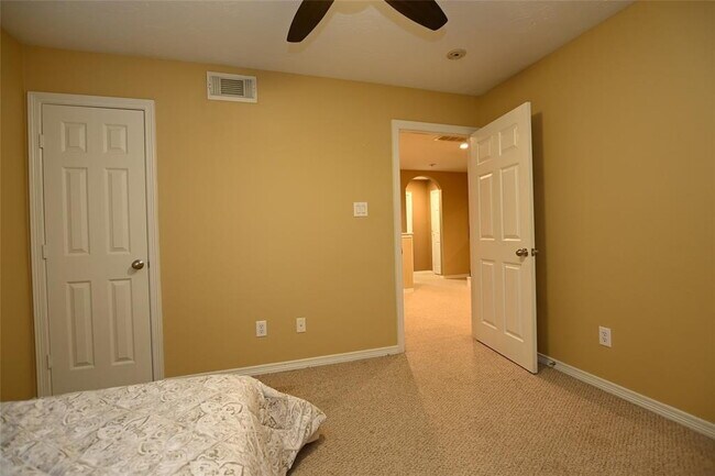Building Photo - 3 Bed Single-Family Home in Timbergrove Terrace 77008 in Gated Community