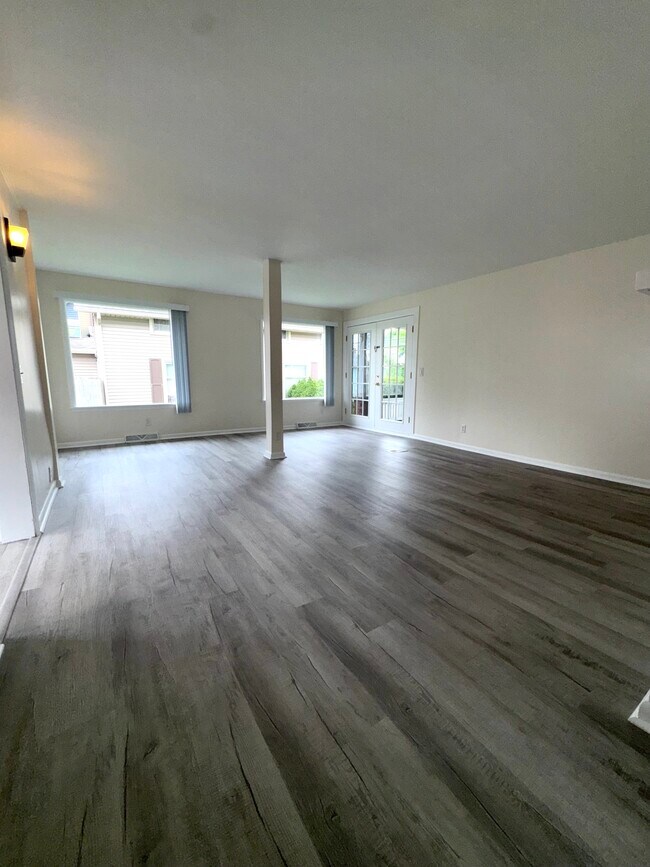 Building Photo - 567 N Walnut St