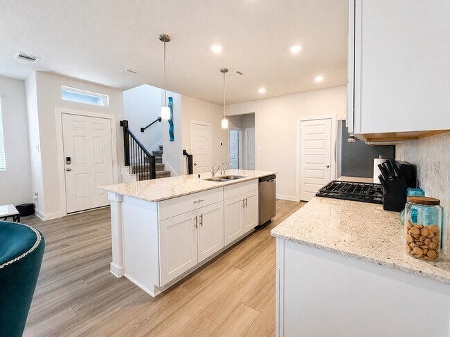 Building Photo - 624 Pelican Dr