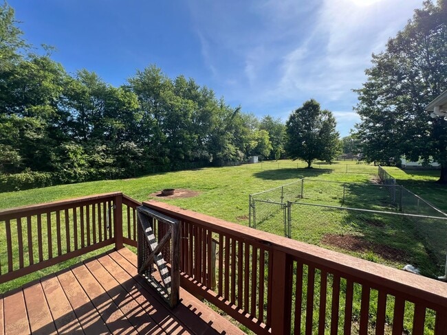 Building Photo - 3 BR 2 Bath home with 2 Car Garage and Hug...