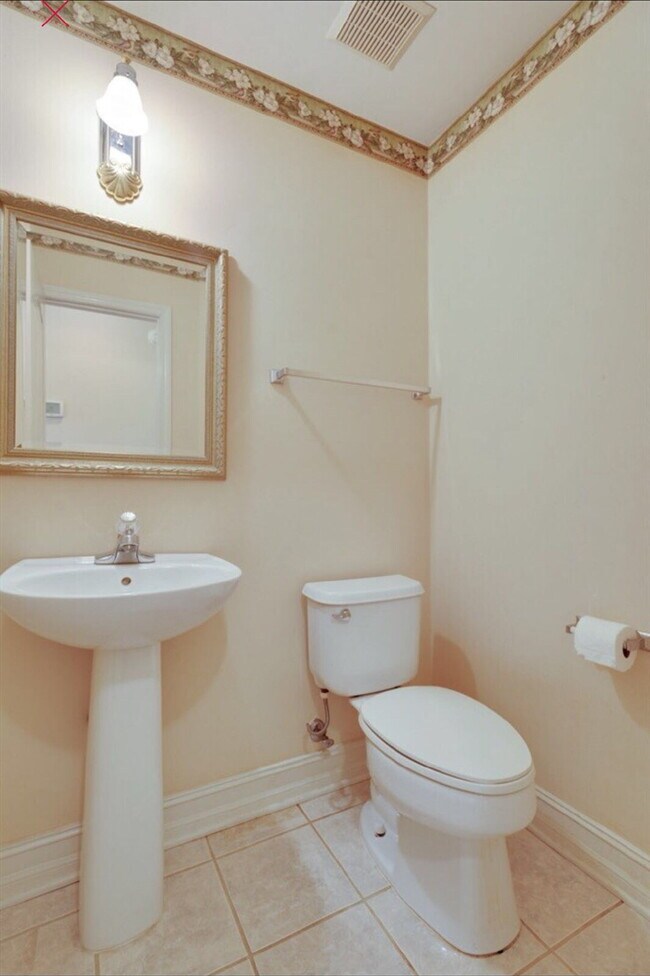 Building Photo - 4Br/2.5Ba Huge home with a sunroom