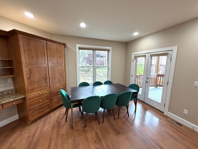 Building Photo - Absolutely Stunning, 6-Bed 3.5 Bath Execut...