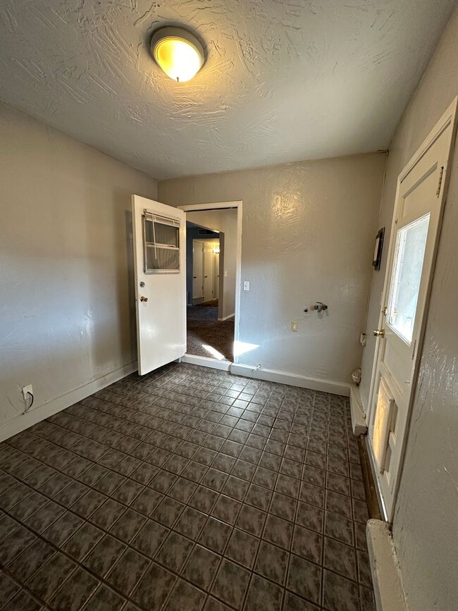 Building Photo - 4844 Woodview Dr