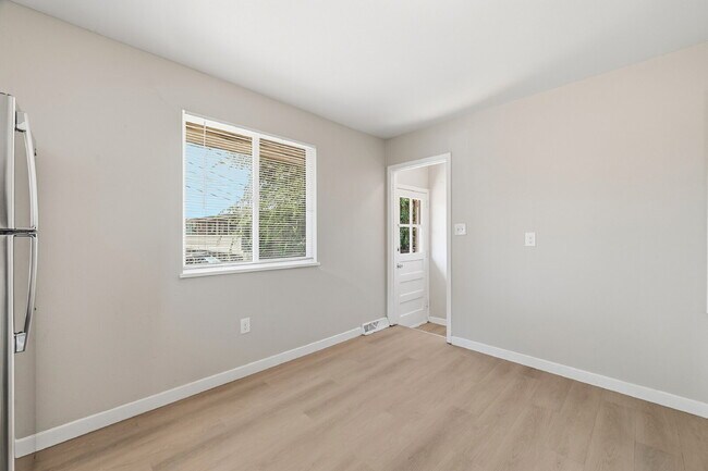 Building Photo - $2,240.95 with $300 Off the First Month's Rent, 5 Beds - 2 Bath, Triplex in Littleton with Shared...