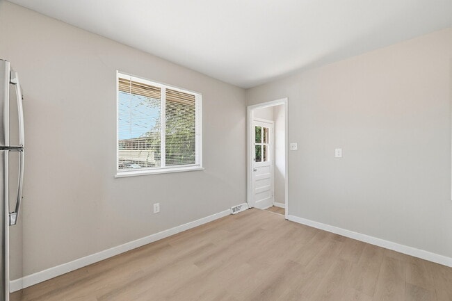 Building Photo - $2,440.95 with $300 Off the First Month's Rent, 5 Beds - 2 Bath, Multiplex in Littleton with Shar...