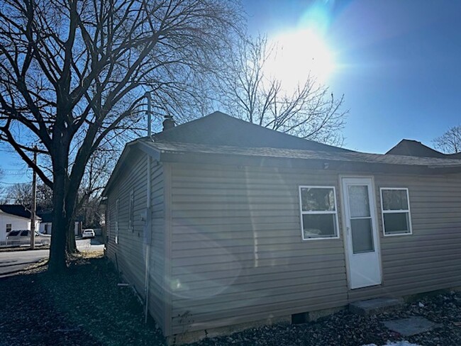 Building Photo - Three Bed Two Bath Home