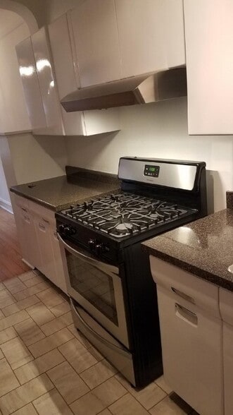 Building Photo - 1645 W Touhy Ave