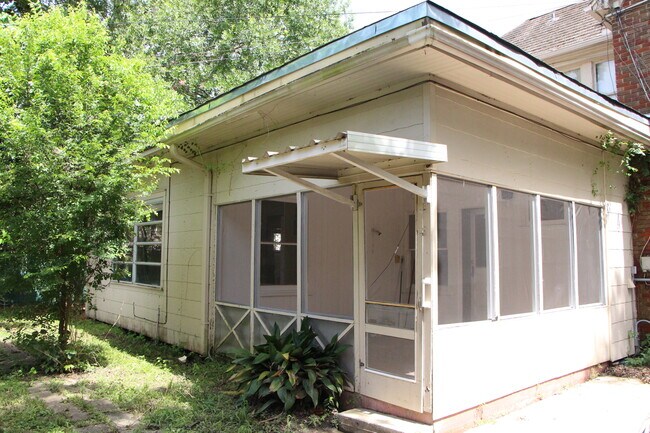 Building Photo - 2370 Harrison Ave