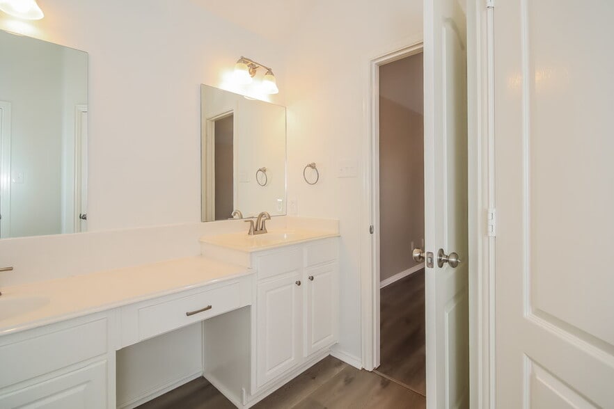 Building Photo - 204 Green Cedar Dr