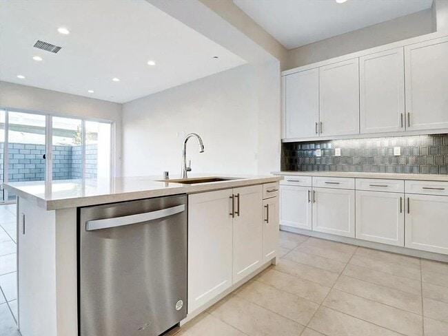 Building Photo - 6574 Tesla Ln