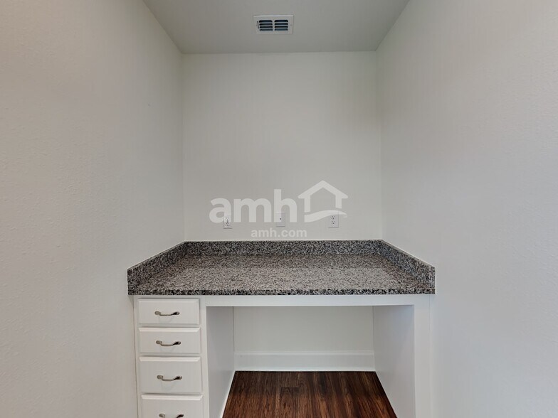 Building Photo - 5879 Hampton Creek Rd