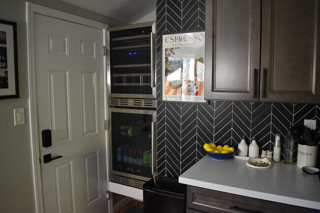 Building Photo - 6671 Jackson Dr