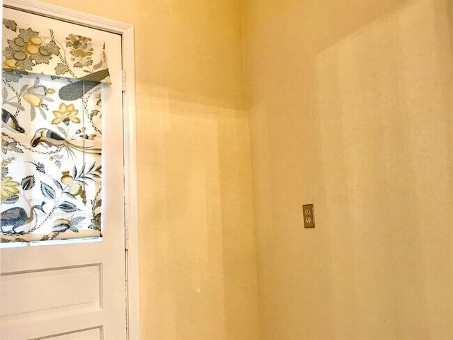 Building Photo - 10728 Briar Forest Dr