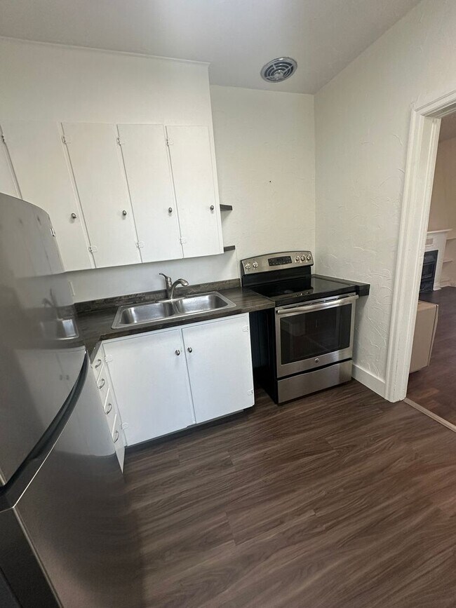 Building Photo - 113 N 6th St