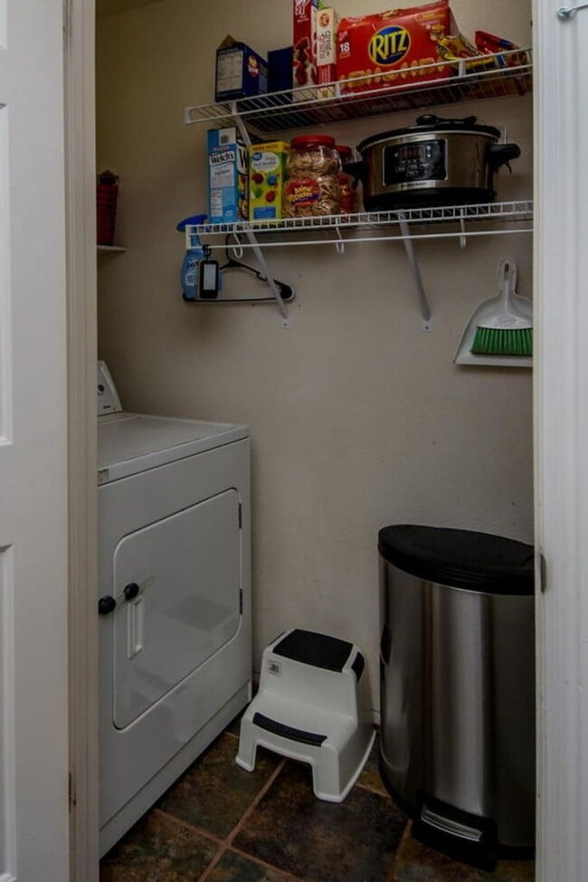 Building Photo - Bloomington Hills Beauty