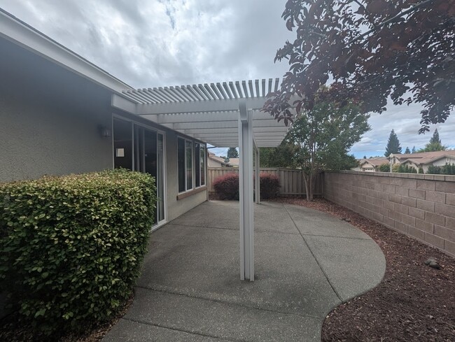 Building Photo - 104 Azeo Ct