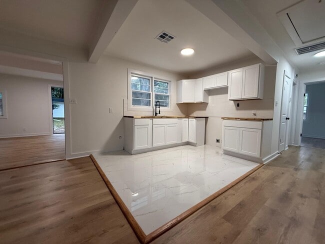 Building Photo - 308 Nottingham Rd