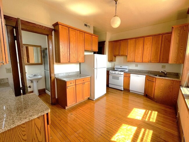 Building Photo - 1417 W Belle Plaine Ave