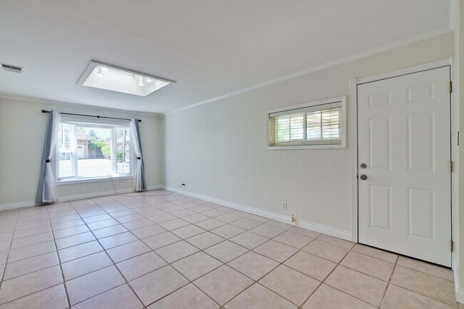 Building Photo - Single Story Gem in Saratoga! Quaint 3 BR 1.5 BA Home Ready for Occupancy with all new Air Condit...