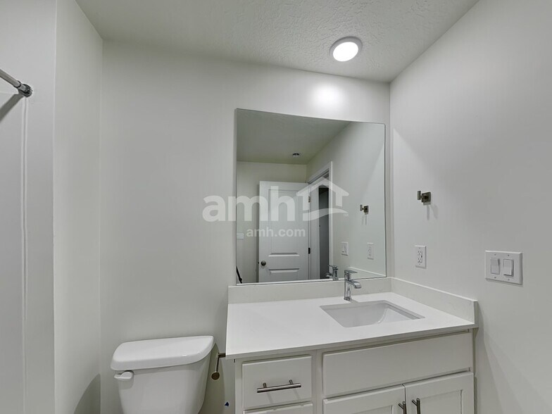 Building Photo - 1244 W Mahogany St