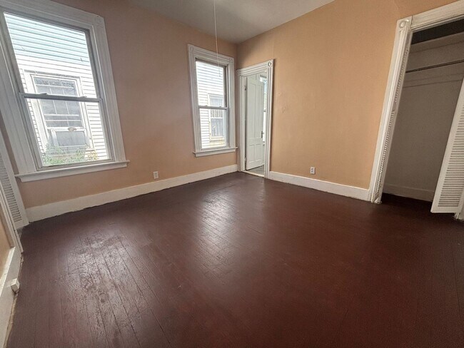 Building Photo - 37 Hotchkiss St