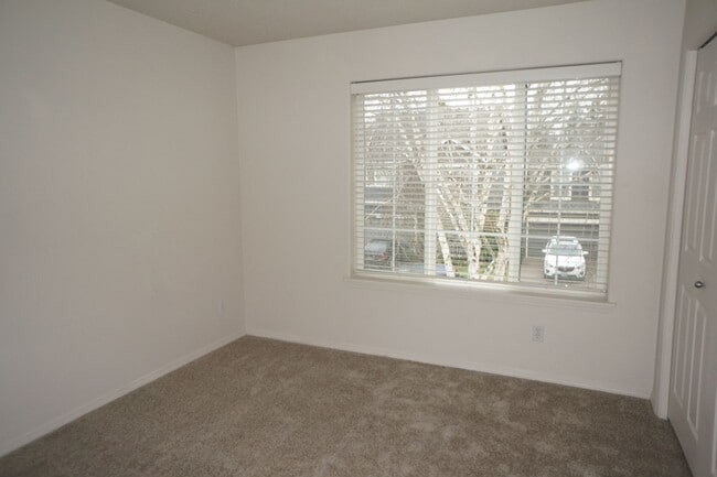 Building Photo - 4 bedroom Orenco Garden pet friendly house