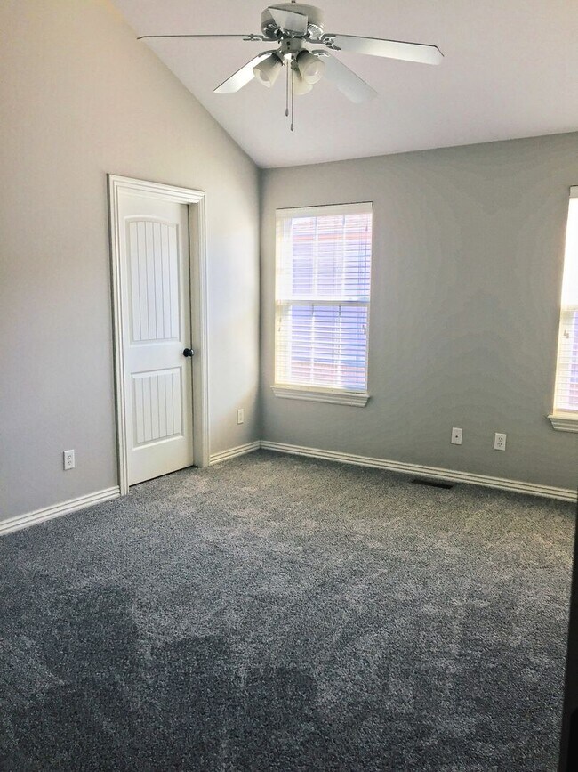 Building Photo - 3 Miles From the UofA!! Beautiful 3 Bedroo...