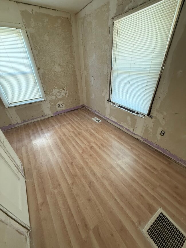 Building Photo - 3011 Myrtle Ave