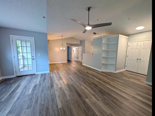 Building Photo - 132 Rivertree Ln