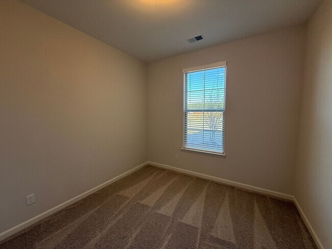 Building Photo - 140 Misty Meadows Dr