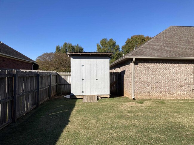 Building Photo - 28 Hillsboro Dr
