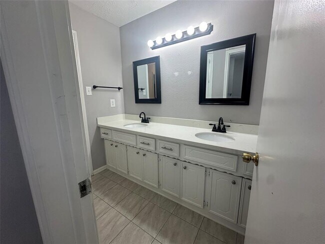 Building Photo - 11610 Cypresswood Dr