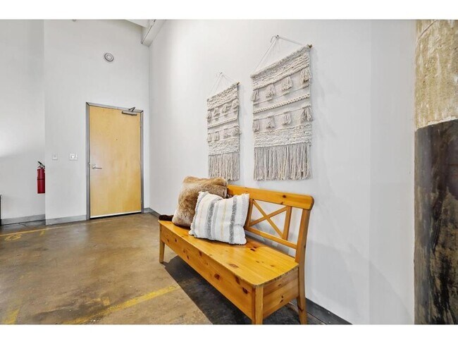 Building Photo - 700 N Washington Ave