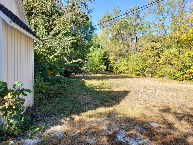 Building Photo - Spacious 2-Bedroom, 1-Bathroom Home AVAILABLE NOW!!