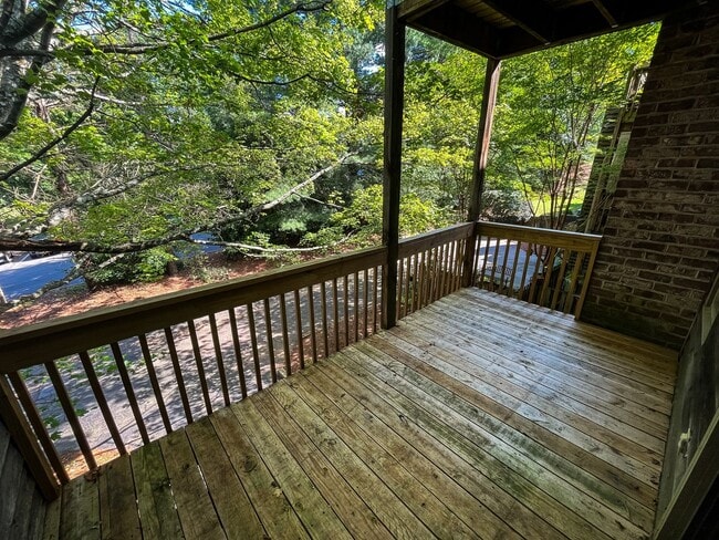 Building Photo - Beautiful 3-story 2 bedroom, 2 1/2 bathroom townhome in Winston Salem