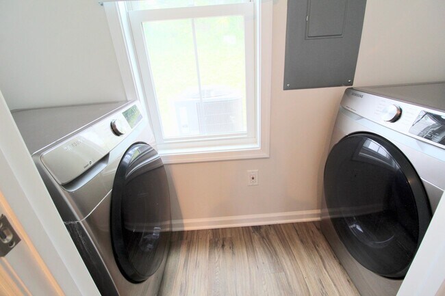 Building Photo - Spacious 3-Bed, 2.5-Bath Townhome Availabl...