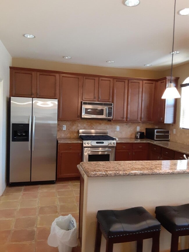 Building Photo - 52430 Hawthorn Ct