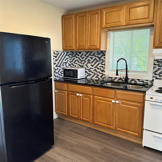 Building Photo - 1321 Harris Hill Rd