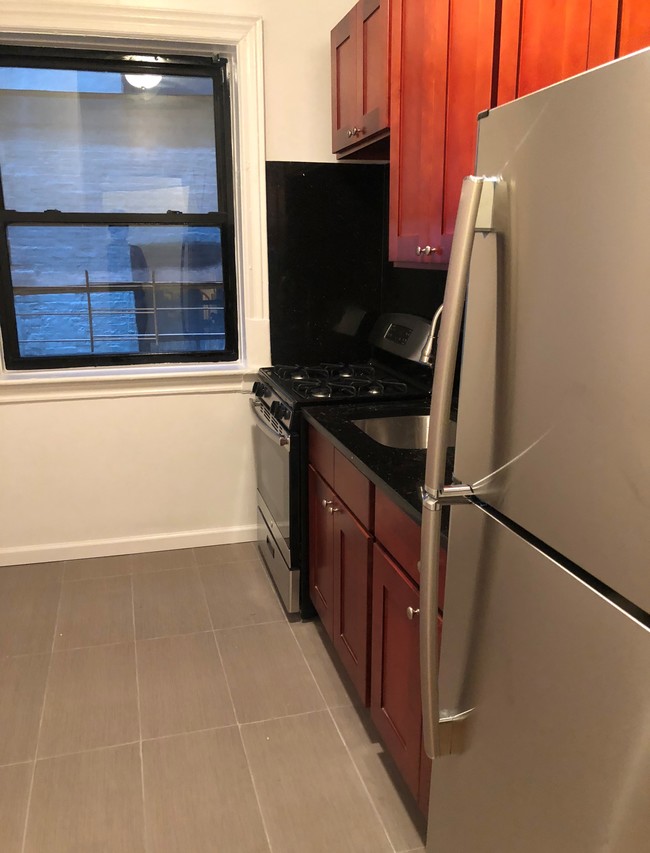 Primary Photo - Amazing 2 Bedroom in Sunnyside, Queens