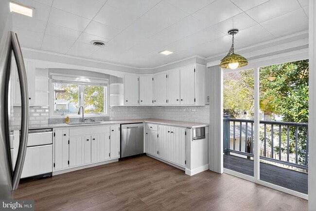 Building Photo - 7523 B St