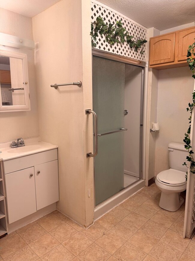 Building Photo - Great Post Falls Location!