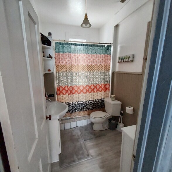Bath - 2463 N Oakland Ave