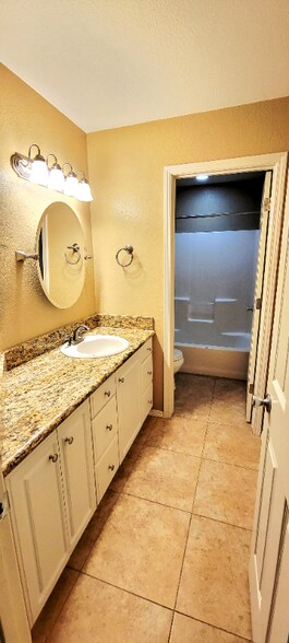 Building Photo - 801 S Riverside Harbor Dr